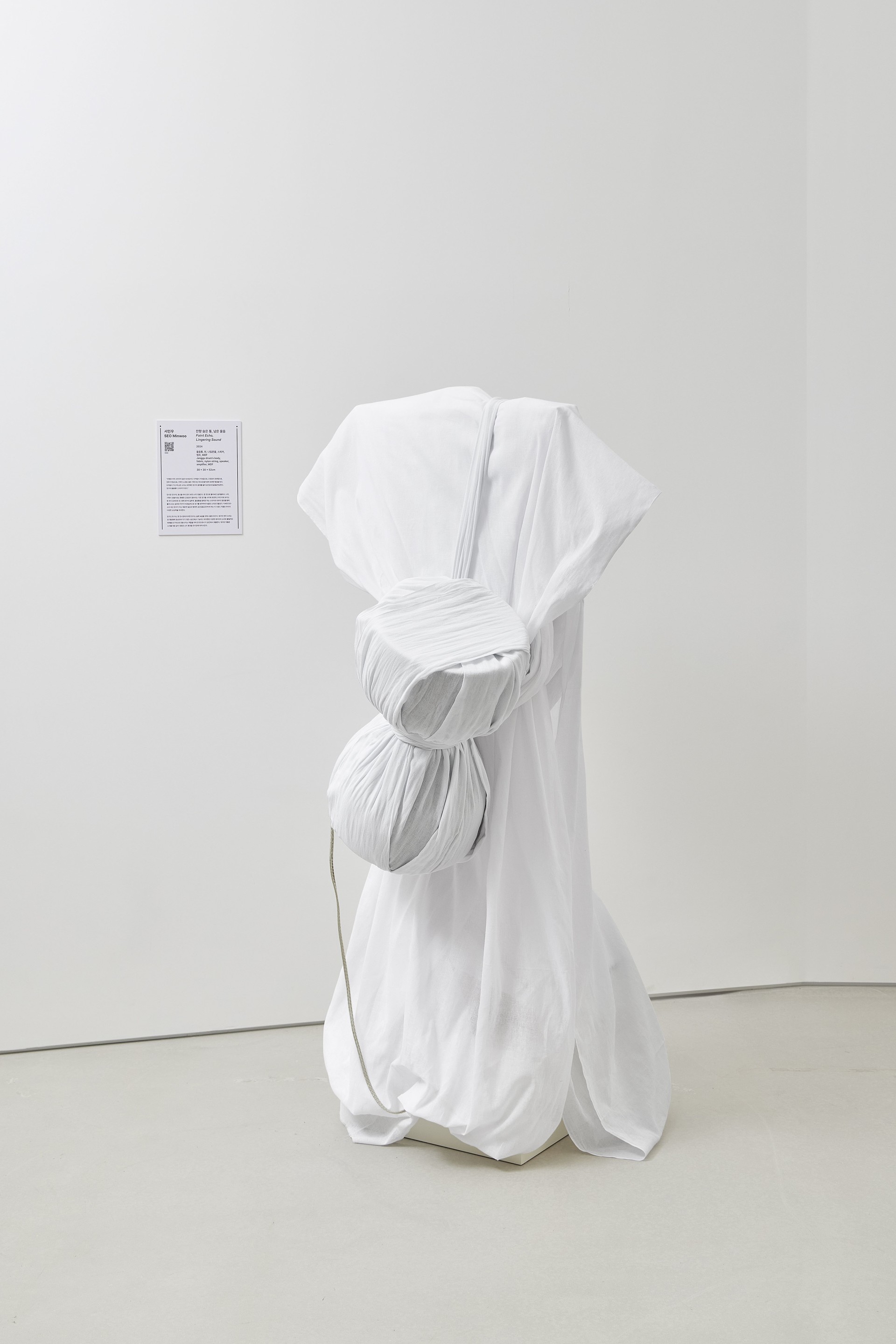 잔향 슬은 통, 남은 울음(Faint Echo, Lingering Sound), 2024, 울음통, 천, 나일론줄, 스피커, 앰프, MDF, 52x30x30cm, 7'36", 촬영: 언리얼스튜디오