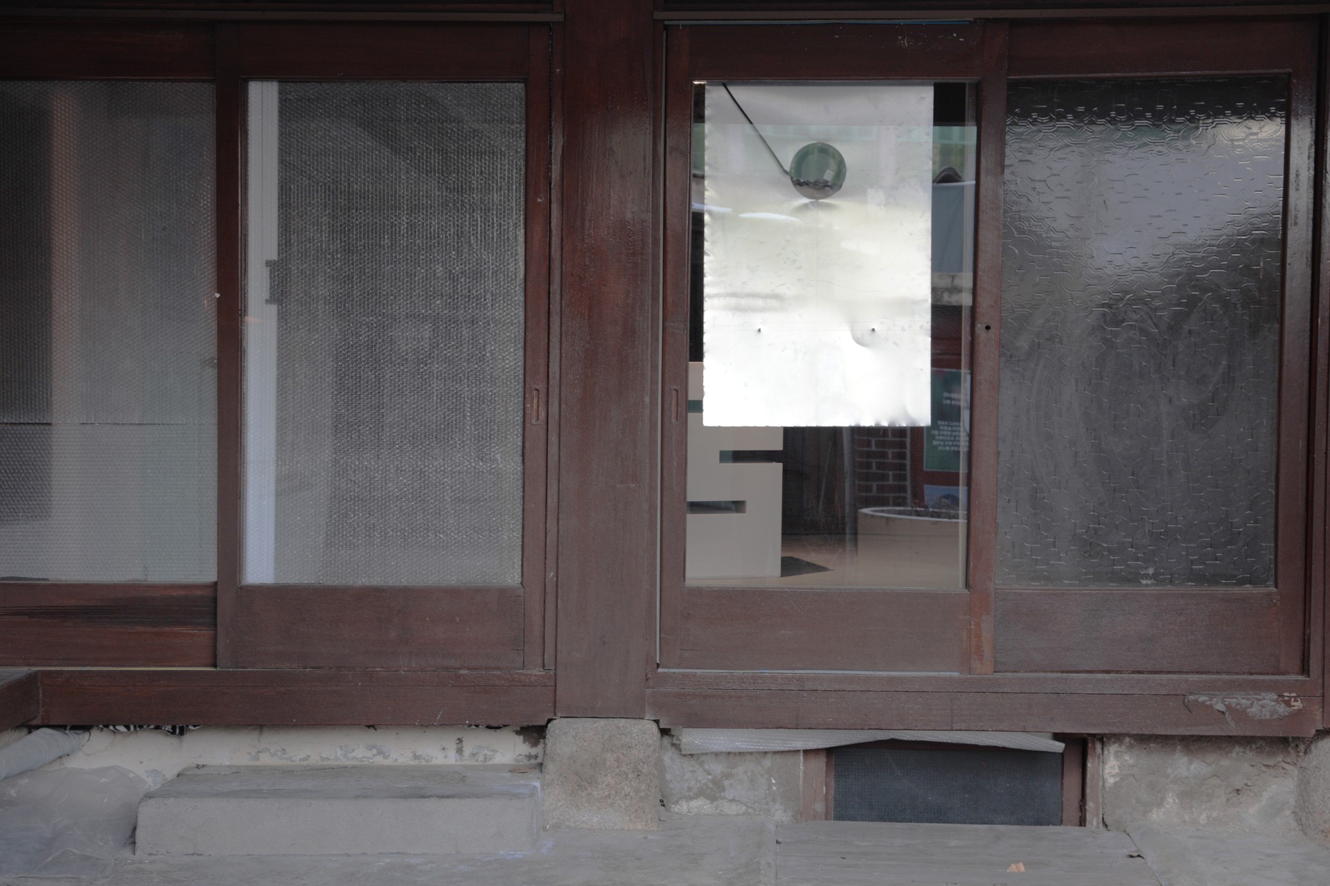 Distortion floor, 2023, 알루미늄에 익사이터, 앰프, 1106x602mm, 1'58"