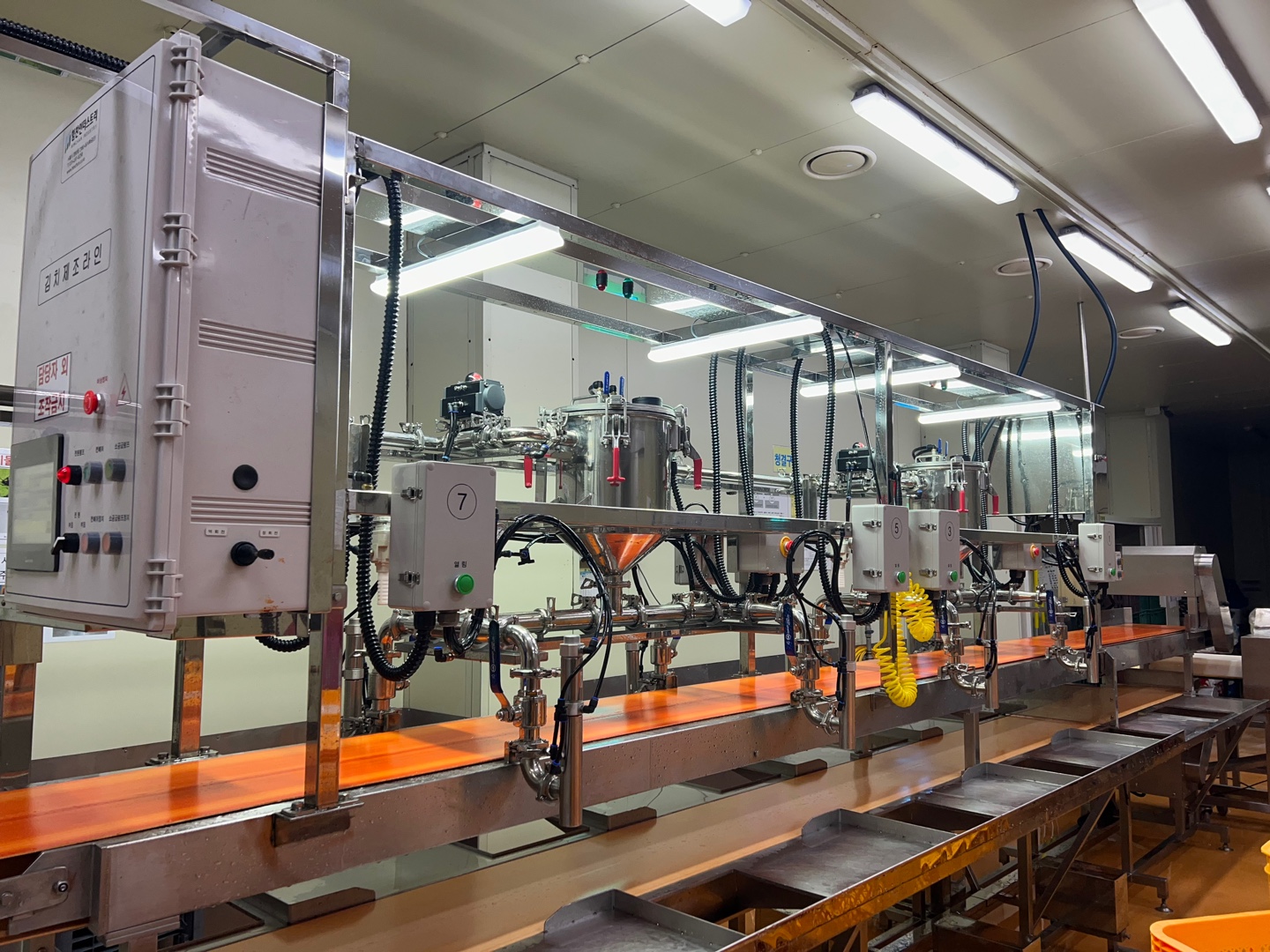 속 넣기 기계 (Stuffing machine)