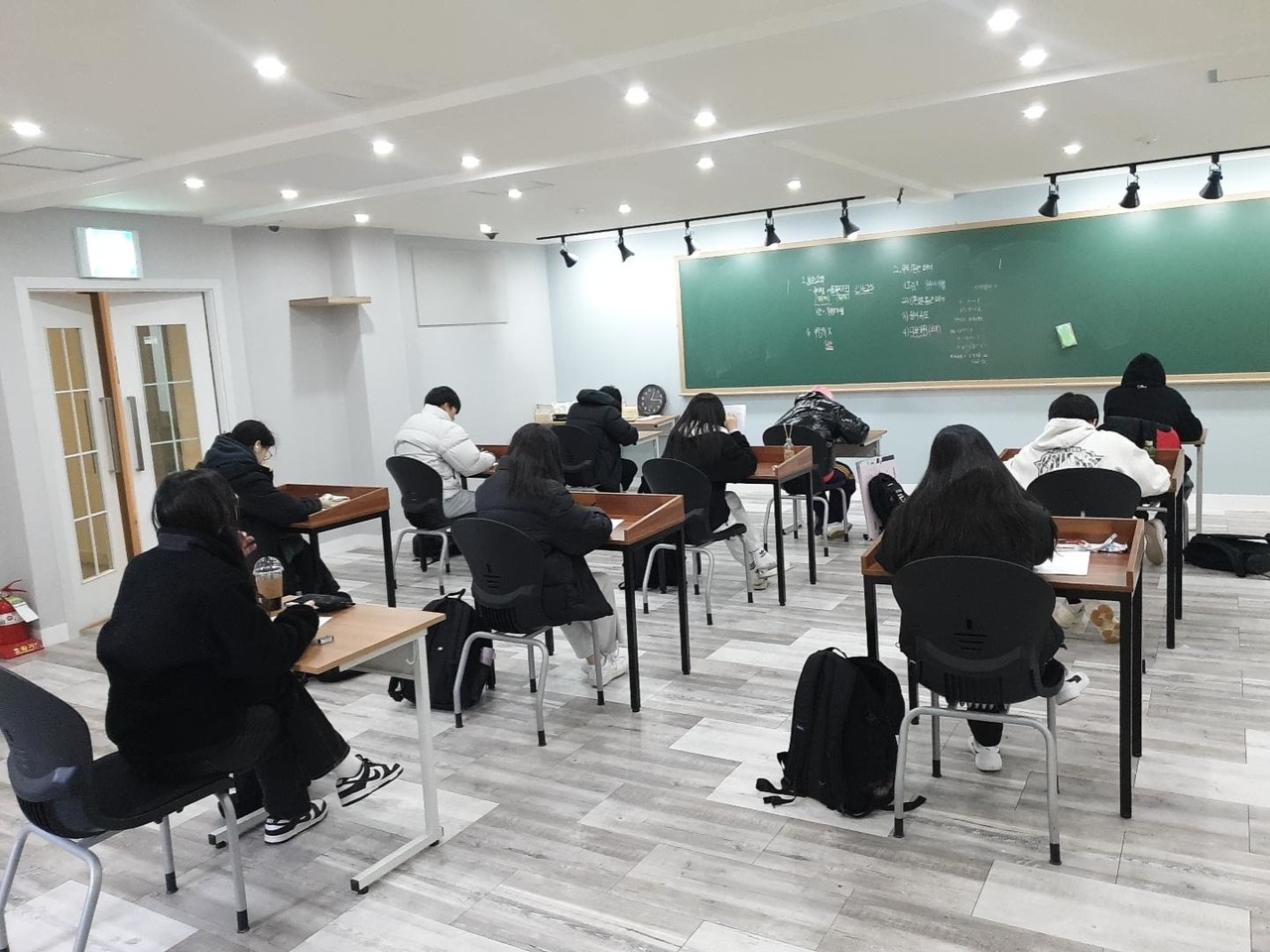 학생과 선생님의 1:1 과외 수업