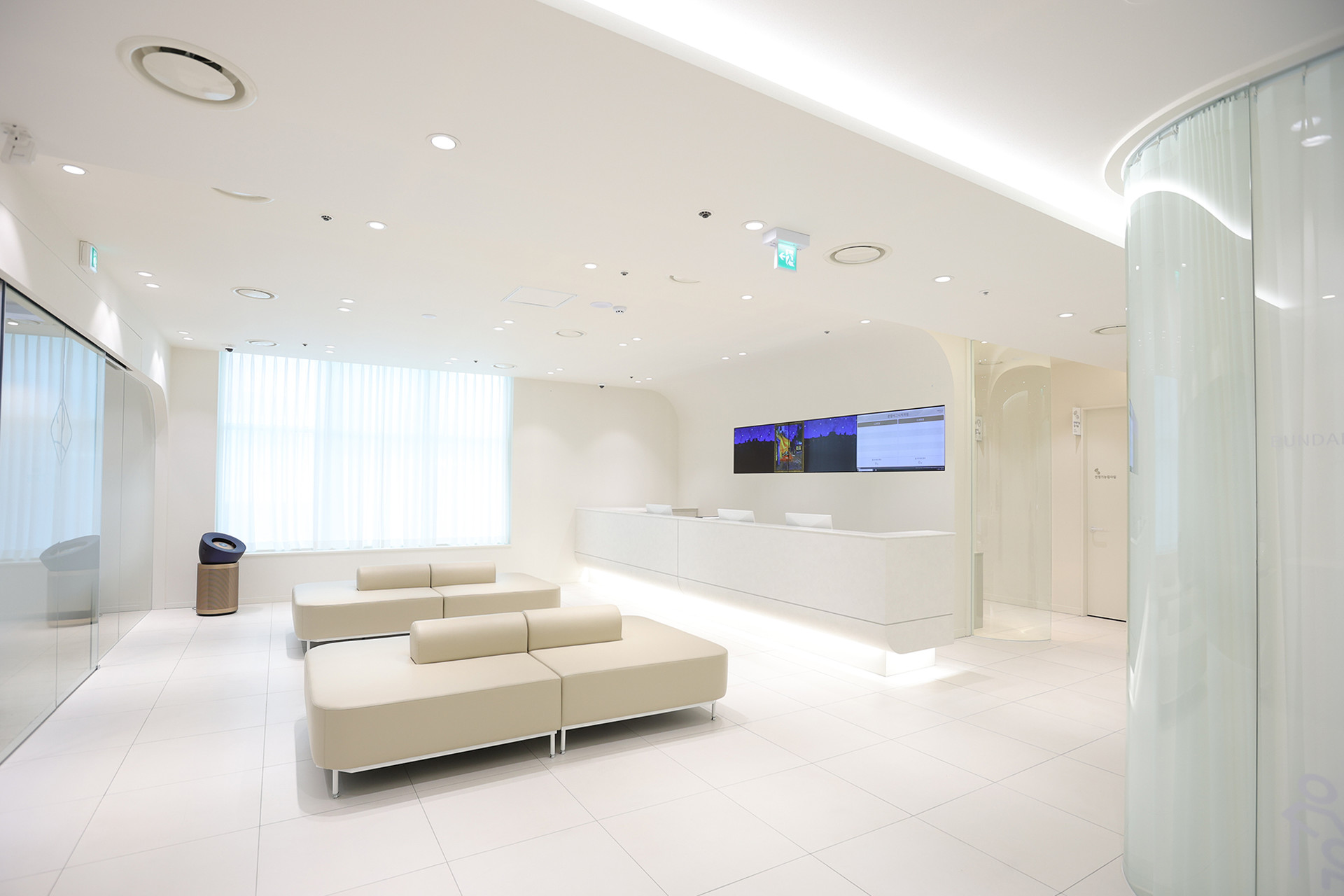 Bundang Signature clinic reception and waiting area — reception view