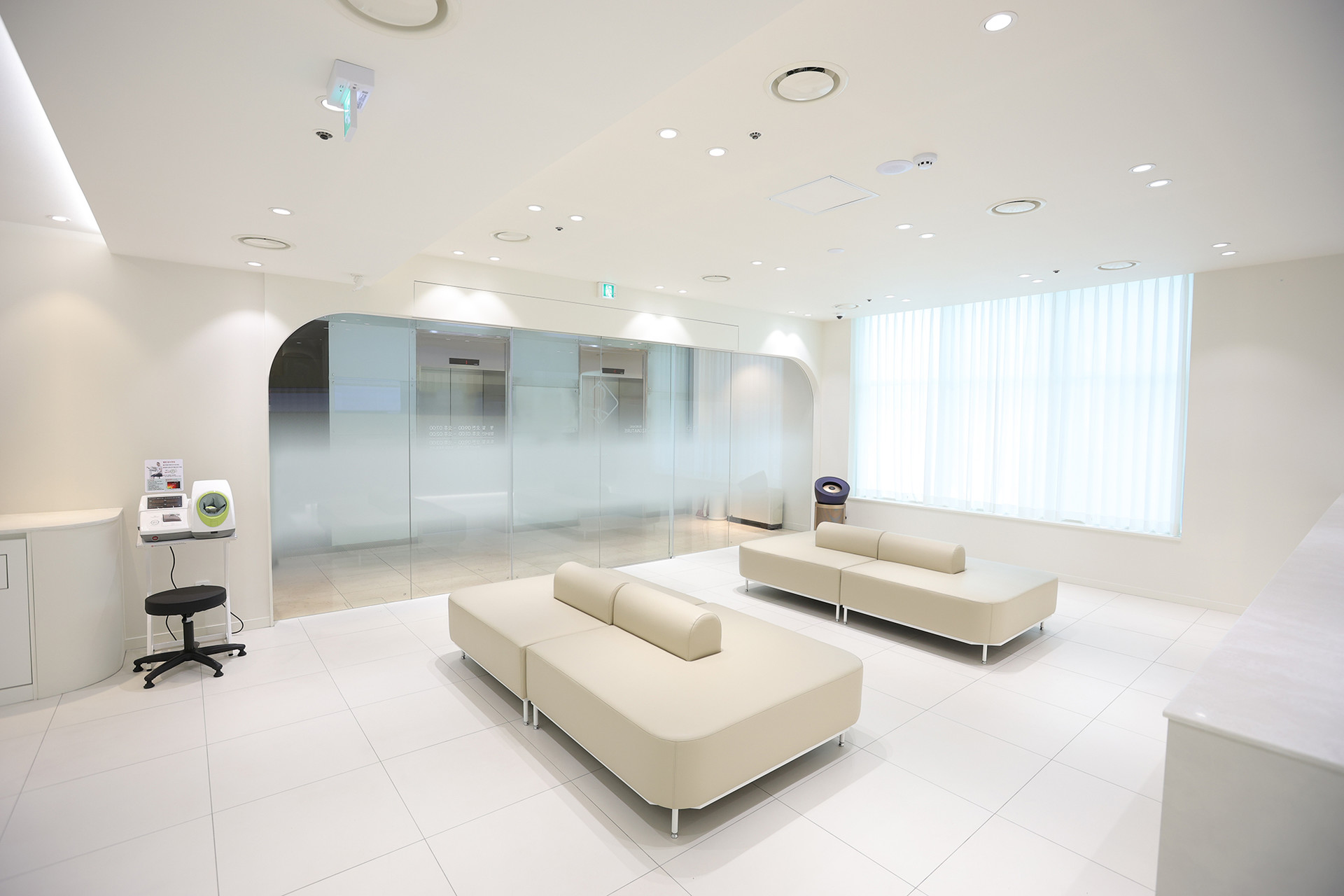 Bundang Signature clinic reception and waiting area — entrance view