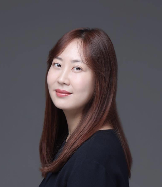 <p class="profileImage-text">맹현 MAENG Hyeon</p> <p class="profileImage-text">작가, 출판사 핌 대표</p>