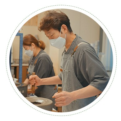 전문성과 대중성이 느껴지는  건강하고 특색있는 메뉴    매니아층부터 일반고객들까지 모두에게  어필할 수 있도록 대중적인 메뉴에 전문성을 더했습니다.