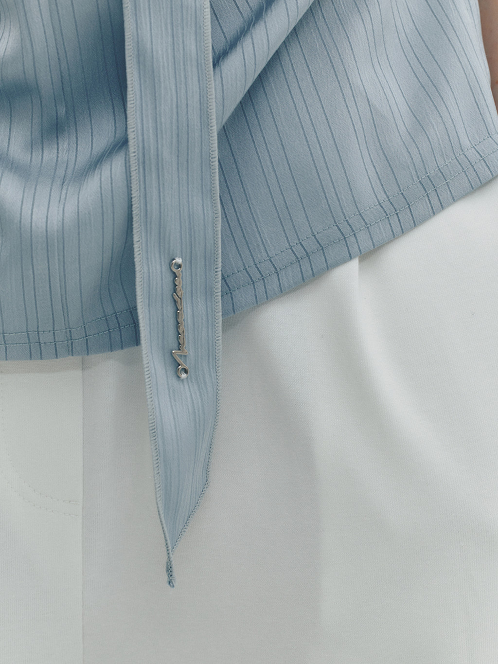 MEENDERI-SATIN LOGO SCARF - SKY BLUE│삼성물산 온라인몰 SSF Shop