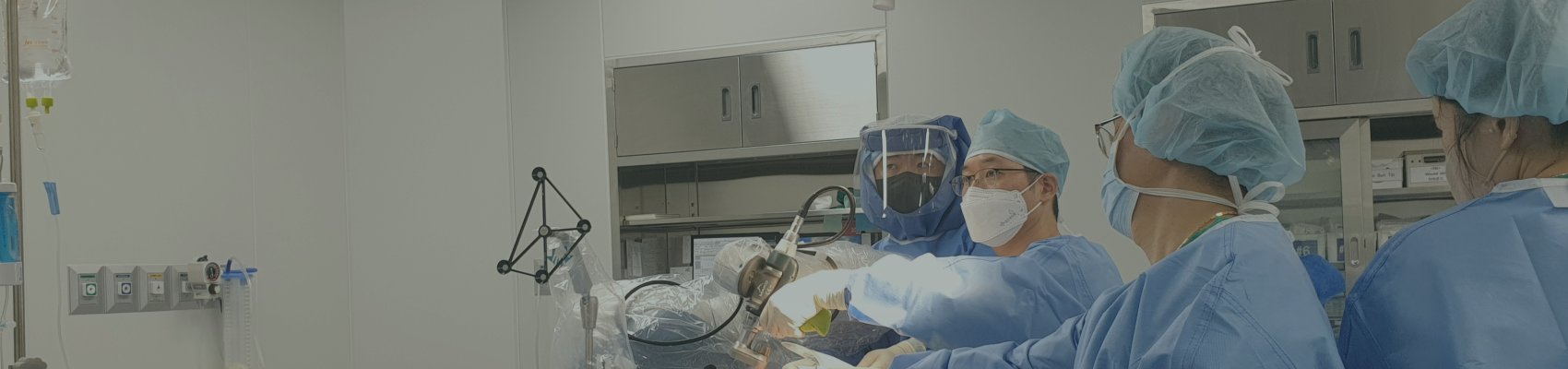 <h4 style="text-align: center; line-height: 1;"><span style="font-family: 'noto sans KR' !important;"><span style="font-size: 38px;"><strong>미세천공술</strong></span></span></h4>  <h4 style="text-align: center; line-height: 1;"><span style="font-family: 'noto sans KR' !important;"><span style="font-size: 22px;">뼈의 일부분에 의도적으로 미세한 구멍을 내어 골수세포가 흘러나오게 함으로써 병변 부위를 재생시키는 치료법입니다.</span></span></h4>