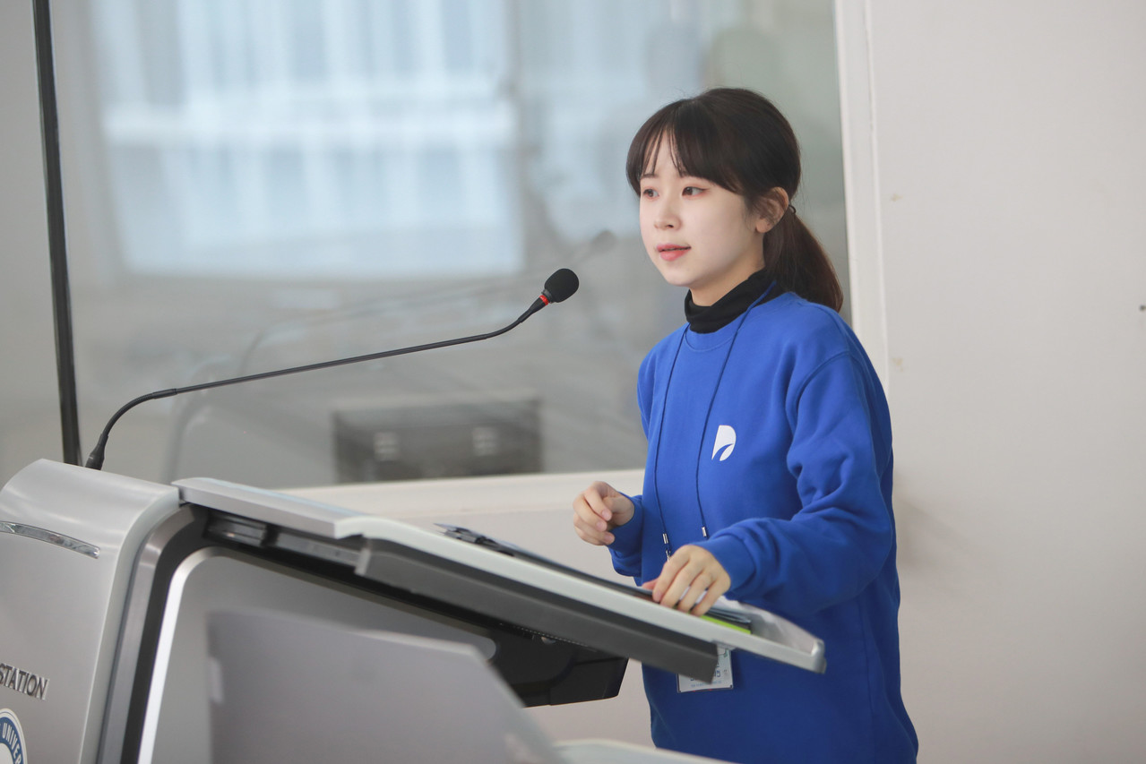 높은 수준의 가치 있는 교육을 선사합니다.  최신 디지털 전문지식을 갖춘전공 대학생 강사예비 교원높은 학습 만족도를 보장합니다.**  - 젊은 대학생 강사들이 가진 최신 지식과 산업 트렌드를 수업 현장에서 전달하여 학생들에게 최첨단의 교육을 제공하고 있습니다. - DORO 201명 대학생 강사들은 다양한 이공계 지식을 갖춘 3,4학년과 예비 교원으로 구성되어 있습니다.