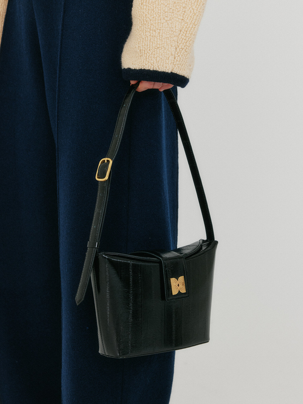 [EENK]HOBART Folded Small Bucket Bag★日本未入荷★定価以下 HOBART Folded Top Small Bucket Bag - Black : EENK SHOP
