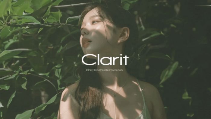식물 사이의 인물 사진 가운데에 흰색 Clarit 로고를 넣은 표지