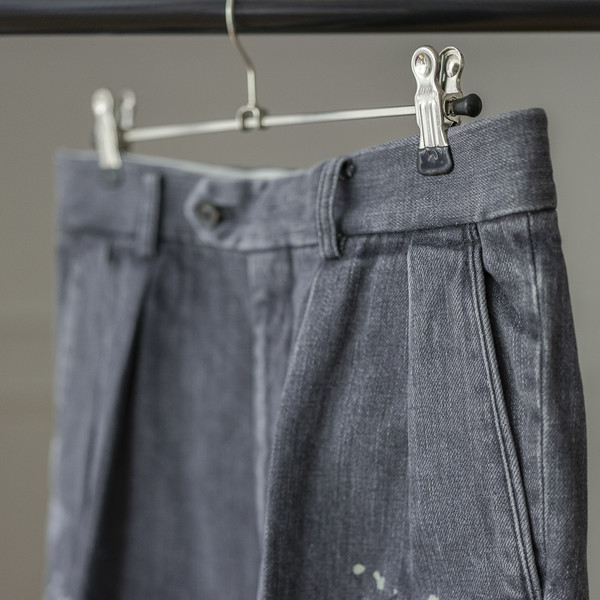 パンツ MILK PAINT DENIM 2-TUCK STRAIGHT SLACKS MILK PAINT DENIM 2-TUCK STRAIGHT SLACKS