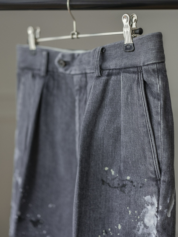 パンツ MILK PAINT DENIM 2-TUCK STRAIGHT SLACKS INTÉRIM/インテリム】MILK PAINT USED BLACK DENIM 2-TUCK
