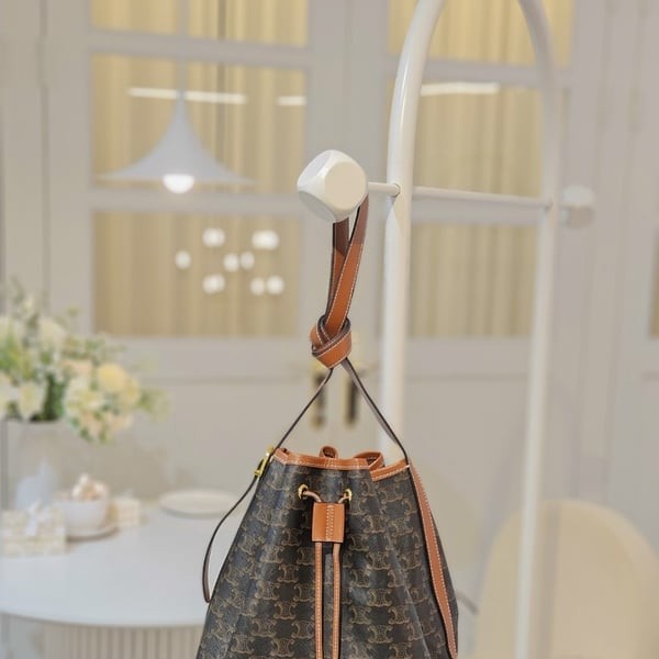 CELINE 셀린느 트리오페 드로우스트링 버킷백 미디움 (탄)