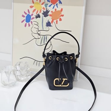 VALENTINO 발렌티노 SIGNATURE 나파 가죽 미니 버킷 백