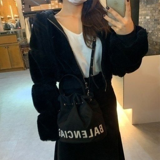 BALENCIAGA 발렌시아가 자수 드로우스트링 휠 버킷백