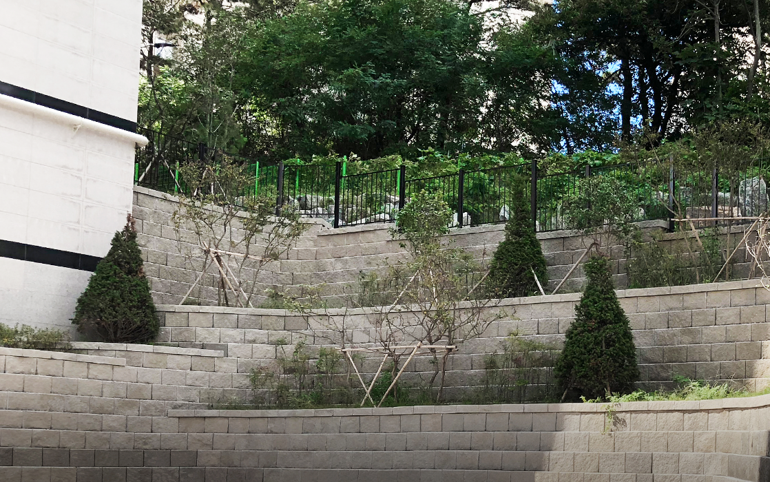 <div style="letter-spacing:-1px; ">  	<div style=" font-size:36px; color:#fff; font-weight:600; padding-bottom:14px;">그라비월</div>  	<div style="width:110px; height:40px; font-size:16px; color:#fff; font-weight:500; letter-spacing: -1px; border:1px solid #fff; border-radius:10px; padding: 10px 10px 10px 10px; margin:0 auto;"> 		자세히 보기</div> </div>