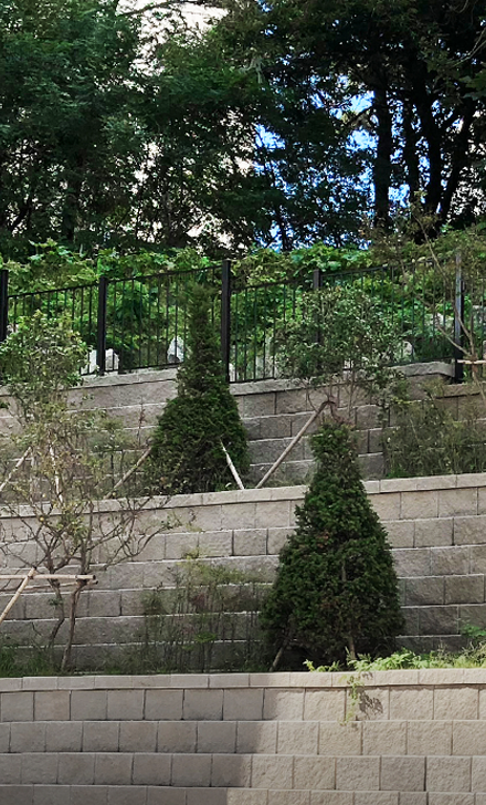 <div style="padding-top:330px; letter-spacing:-2px; ">  	 	 	 	 	 	<div style="padding:10px 0 0 0; font-size:36px; color:#fff; font-weight:600; padding-bottom:14px;">그라비월</div>  	 	 	 	 	 	<div style="padding:0 0 30px 0;  font-size:19px; font-weight:500;line-height:30px;">  		 		 		 		자연적인 디자인과 색상으로 		<br>환경과 조화롭게 어울리며 강력한 	 		 		 					  		<br>토압 저항과 다양한 현장에 맞는  		<br>시공성을 갖춘 중력식 옹벽블럭입니다.</div>  	 	 	 	 	 	<div style="width:130px; height:40px; font-size:16px; font-weight:700; color:#111111; letter-spacing: -1px; background-color:white; border-radius:10px; padding: 10px 10px 10px 10px; margin:0 auto;"> 		 		 		 		자세히 보기</div>      </div> 