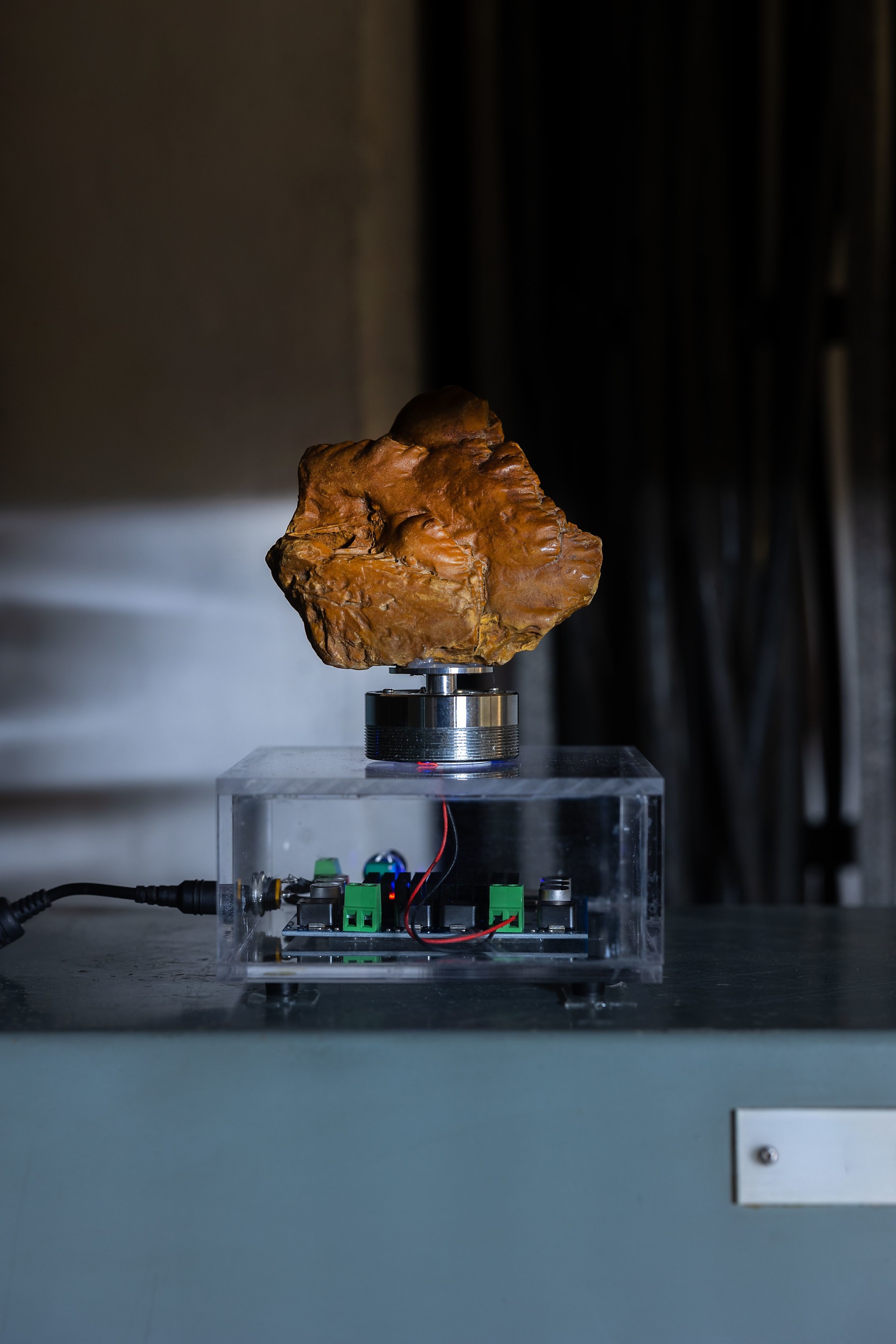 small rock Generator_Harsh, 2023, 돌, 익사이터, 앰프, 아크릴, 150x135x125mm, 4'08", 촬영: 아인아 아카이브