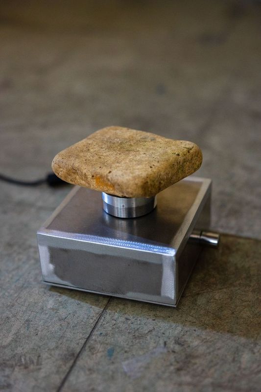 small rock Generator_Sleek, 2023, 돌, 익사이터, 앰프, 알루미늄, 130x135x125mm, 3'56", 촬영: 아인아 아카이브