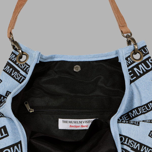 ◆THE MUSEUM VISITOR◆ THE MUSEUM VISITOR LOGO PRINTED TOTEB THE MUSEUM VISITOR LOGO PRINTED LEATHER STRAP TOTEBAG (LIGHT
