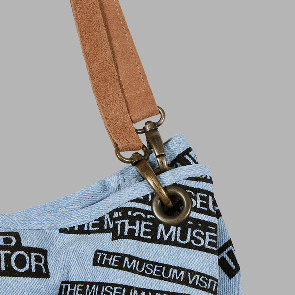THE MUSEUM VISITOR LOGO PRINTED LEATHER STRAP TOTEBAG (LIGHT