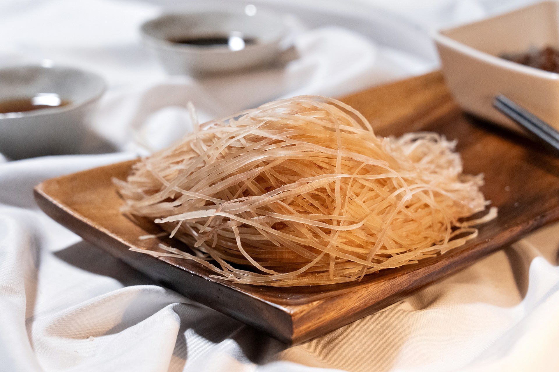 <b> 위 사진의 오징어 실채 중량은 200g입니다. </b>