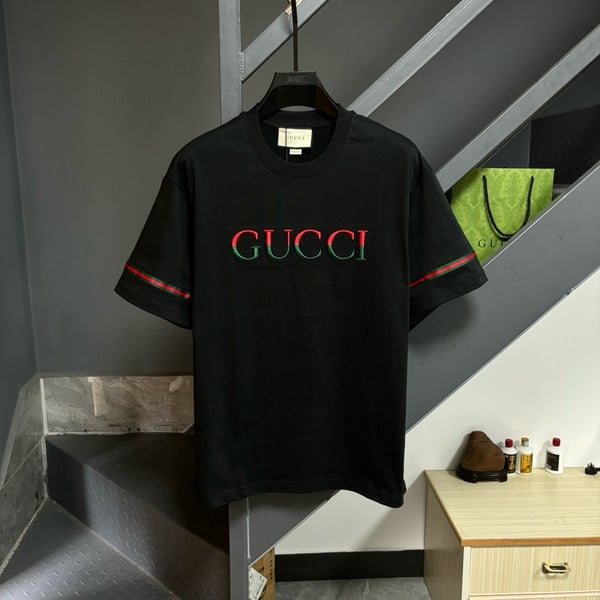 GUCCI 구찌 최신 가죽 라벨 로고 폼 라운드 넥 반팔 티셔츠