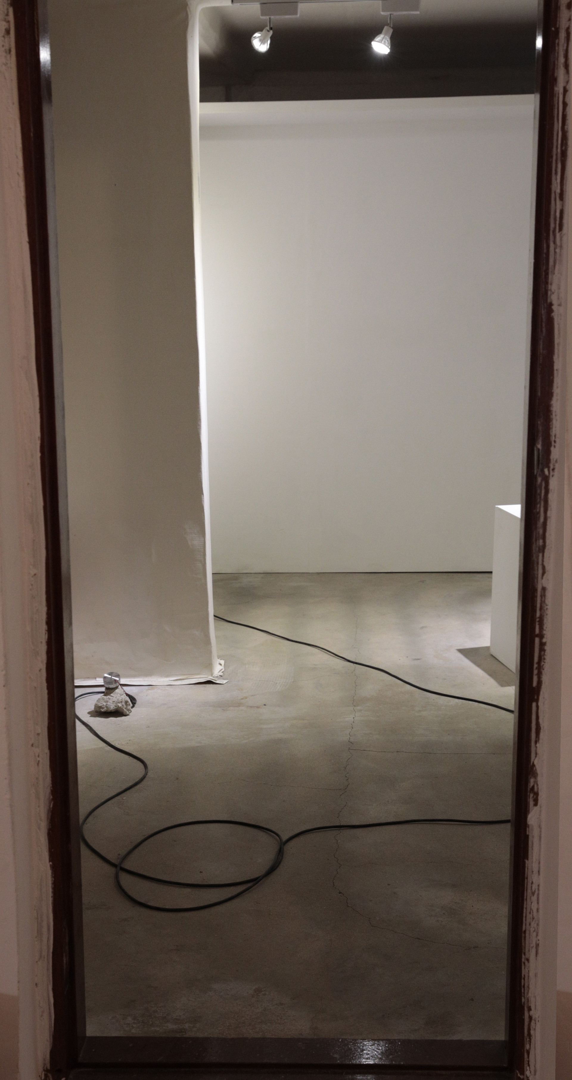 Saw Generator, 2023, 콘크리트, 익사이터, 앰프, 가변크기, 5'58"