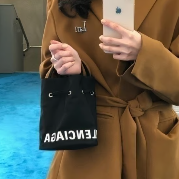 BALENCIAGA 발렌시아가 자수 드로우스트링 휠 버킷백