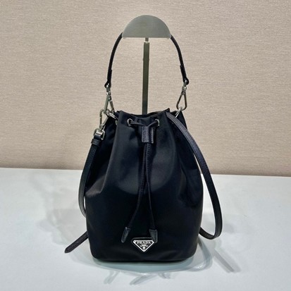 PRADA 프라다 리나일론 파우치 버킷백