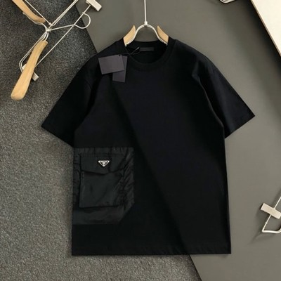 PRADA 프라다  최신 가죽 라벨 로고 폼 라운드 넥 반팔 티셔츠