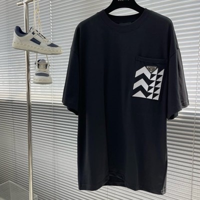 PRADA 프라다 최신 가죽 라벨 로고 폼 라운드 넥 반팔 티셔츠