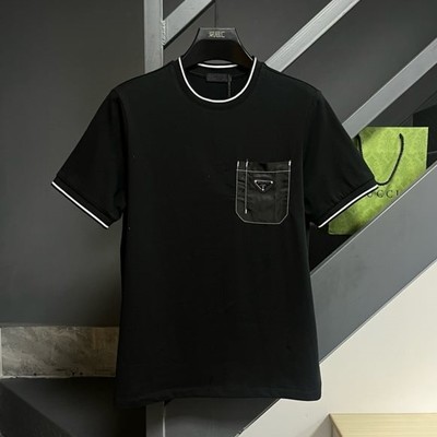 PRADA 프라다 최신 가죽 라벨 로고 폼 라운드 넥 반팔 티셔츠