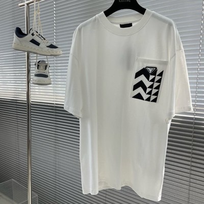 PRADA 프라다 최신 가죽 라벨 로고 폼 라운드 넥 반팔 티셔츠