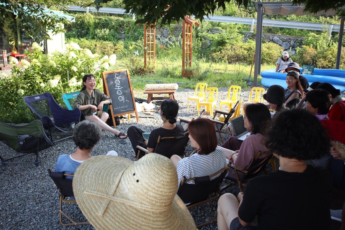 부모의 생일에 꽃다발 선물을 주려고 뒤에서 스러운 아이들 — 스톡 사진 © tonodiaz #485272386, image size:1200x800