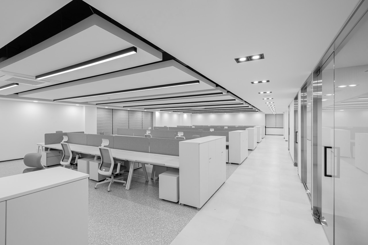 글로벌 리서치 그룹의 사옥이전 컨설팅 프로젝트입니다. 사무실배치 입구 탕비실 기획을 통해 기업브랜딩에 반영했으며, 인테리어시공은 워크스페이스그룹 에서 수행합니다.