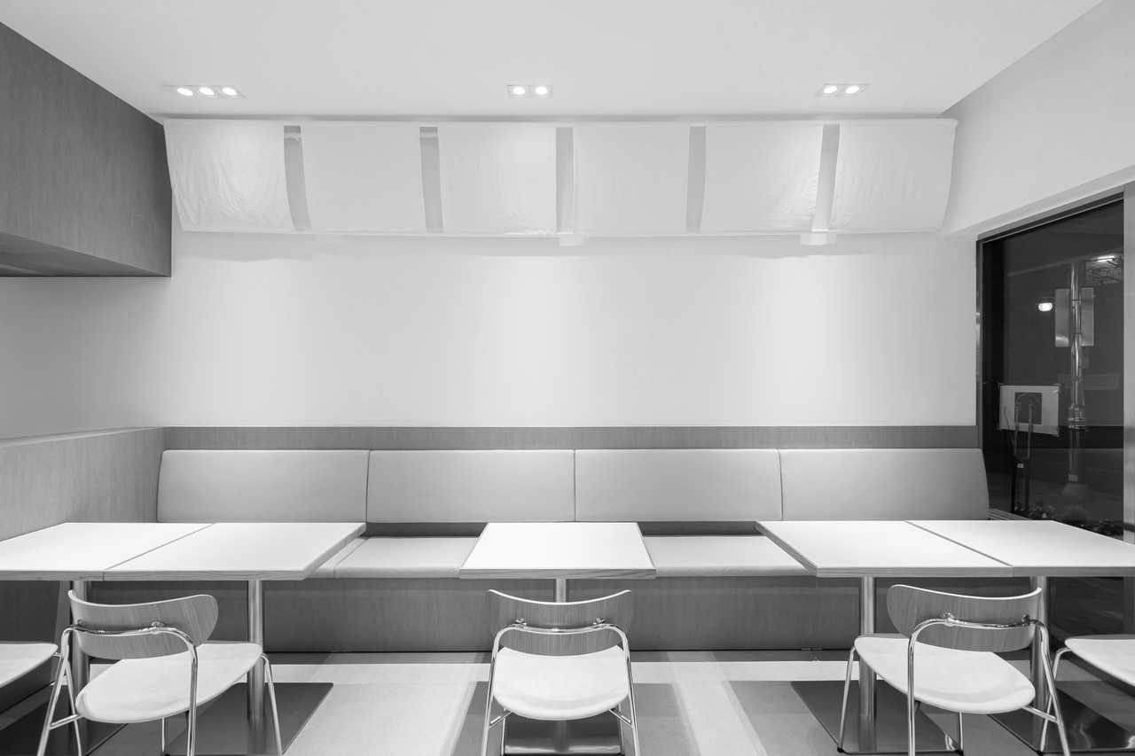 동작구의 전복 매장인테리어 인테리어사진 입니다. 브랜드디자인을 반영한 식당인테리어로 BUILDUS 솔루션을 사용하는 건축사무소 에서 프로젝트를 진행하였습니다.