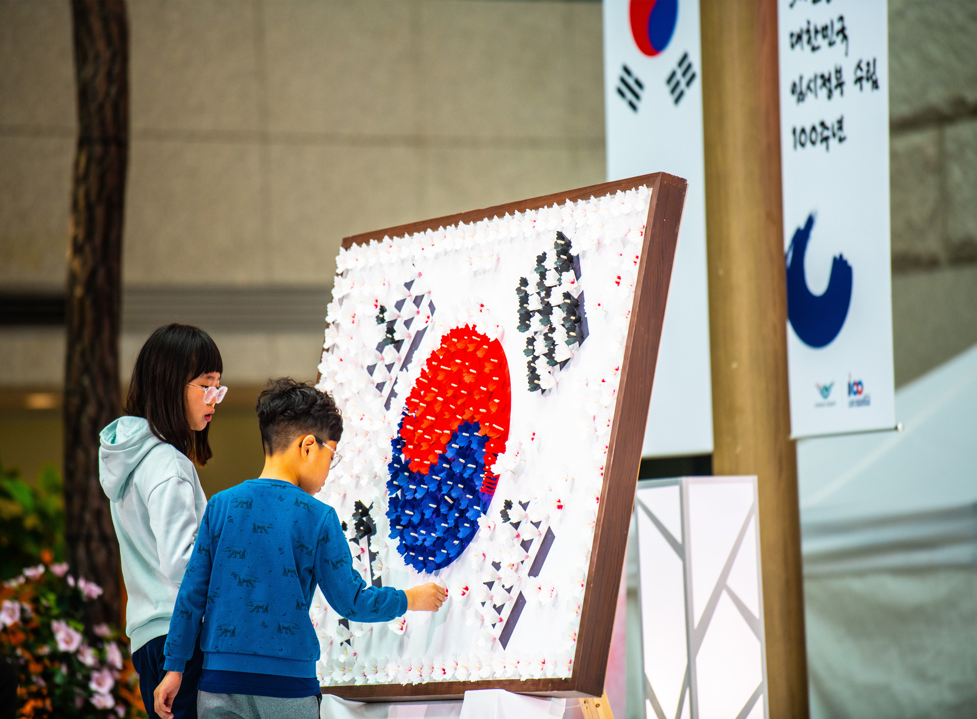 한지로 만든 무궁화를 한송이,한송이씩 꽂아 태극기를 완성합니다.