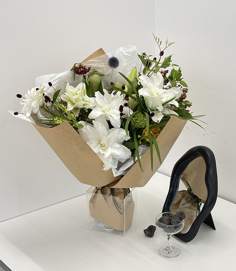 <div style="margin-left:20px;"> <p style="text-align:left;font-family: 'Noto Sans KR', sans-serif;color:#000;font-weight:400;font-size: 32px;line-height:60px;">인위적이지 않은 자연스러운 디자인</p> <p style="text-align: left;font-family: 'Noto Sans KR', sans-serif;color:#000;font-weight:300;"><span style="font-size: 28px;">부지런히 들여다보고 끊임없이 연구한<br>꽃을 담습니다</span></p></div>