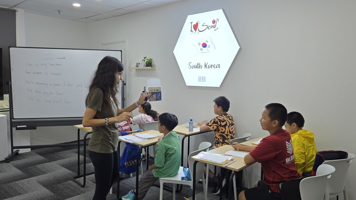 선생님과 영어 활동을 하는 빅벤 키즈 수업