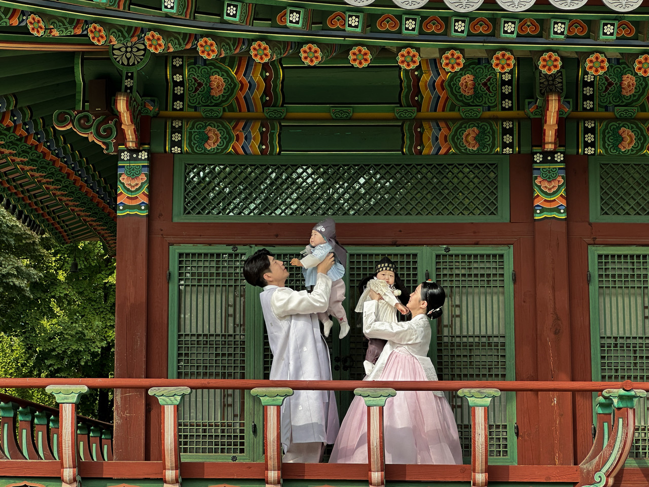 <p style="text-align:left; font-size:16px; margin-top:26px;">Mayfield Hotel 메이필드 호텔<br><span style="color:#666;">Bongraeheon 봉래헌</span></p>