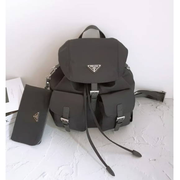 PRADA 프라다 나일론 배낭 트라이앵글 로 우치