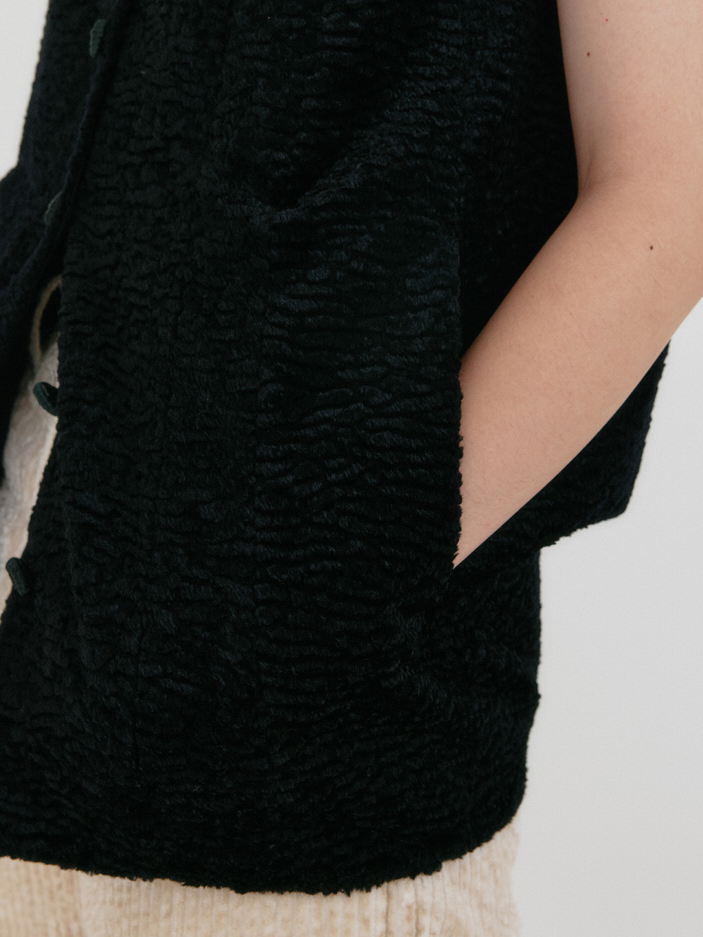 【EENK】送料/関税込 24FW ZIVE Crewneck Waistcoat - Black ZIVE Crewneck Waistcoat - Black : EENK SHOP