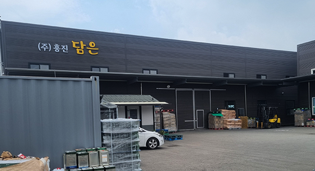 <span style="font-family: 'WavvePADO-Regular';font-size:35px;">회사소개</span> <p> <span style="font-size:15px;">  흥진담은은 2000년 02월 삼청주조에서 시작하여<br> 18년동안 전통주의 복원 및 우리술의 세계화 명품화를 위해<br> 꾸준히 노력하고 있습니다. </span> </p> <p><img src="https://cdn.imweb.me/upload/S20240828d9fa777b614d9/6ffbaadebe1c6.png"><p>