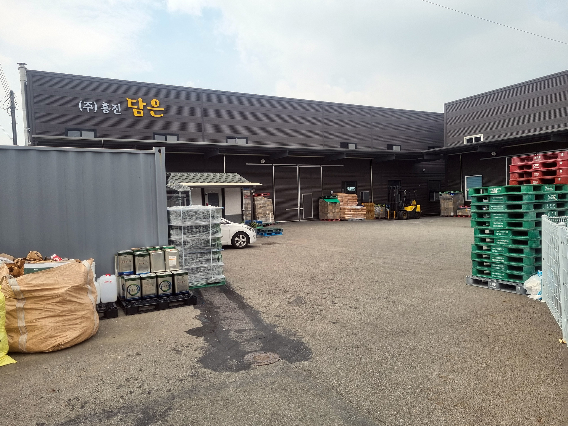 <span style="font-family: 'WavvePADO-Regular';font-size:28px;">회사소개</span> <p> <span style="font-size:15px;">  흥진담은은 2000년 02월 삼청주조에서 시작하여<br> 18년동안 전통주의 복원 및 우리술의 세계화 명품화를 위해 꾸준히 노력하고 있습니다. </span> </p> <p><img src="https://cdn.imweb.me/upload/S20240828d9fa777b614d9/6ffbaadebe1c6.png"><p>