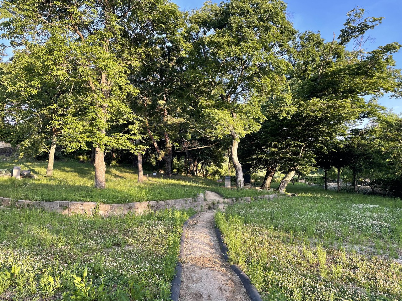 <h6 style="text-align: center; line-height: 1.5; font-size:16px;"><span style="color: rgb(255, 255, 255);">더불어 사는 새로운 길</span></h6>  <h3 style="text-align: center;"><span style="color: rgb(255, 255, 255);">만일결사</span></h3>