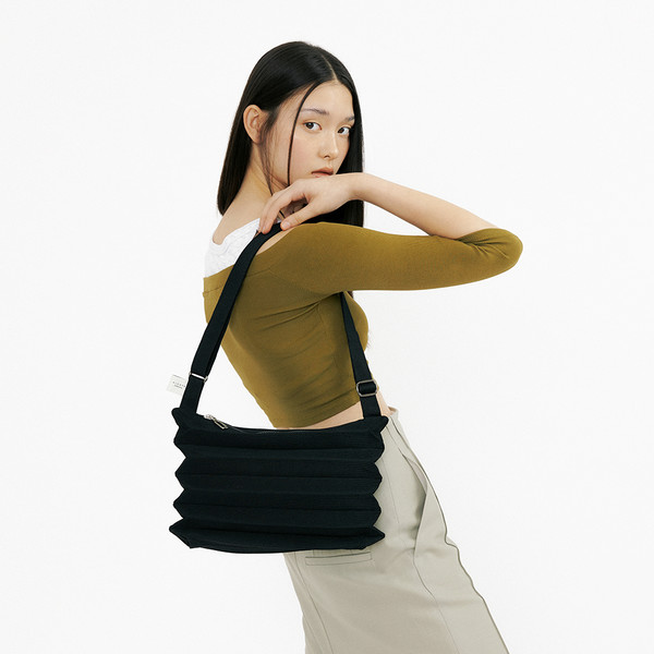 PLEATS MAMA 正規品関税込み NEW SACOCHE BAG CHARCOAL New Sacoche Bag Charcoal : PLEATSMAMA: Sustainable Knit