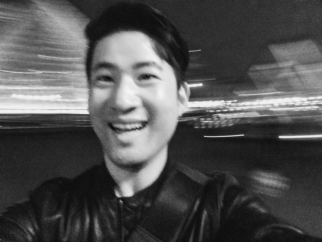 루브르 박물관 앞에서 정말 좋아서 빙글빙글 돌면서 신난 사람