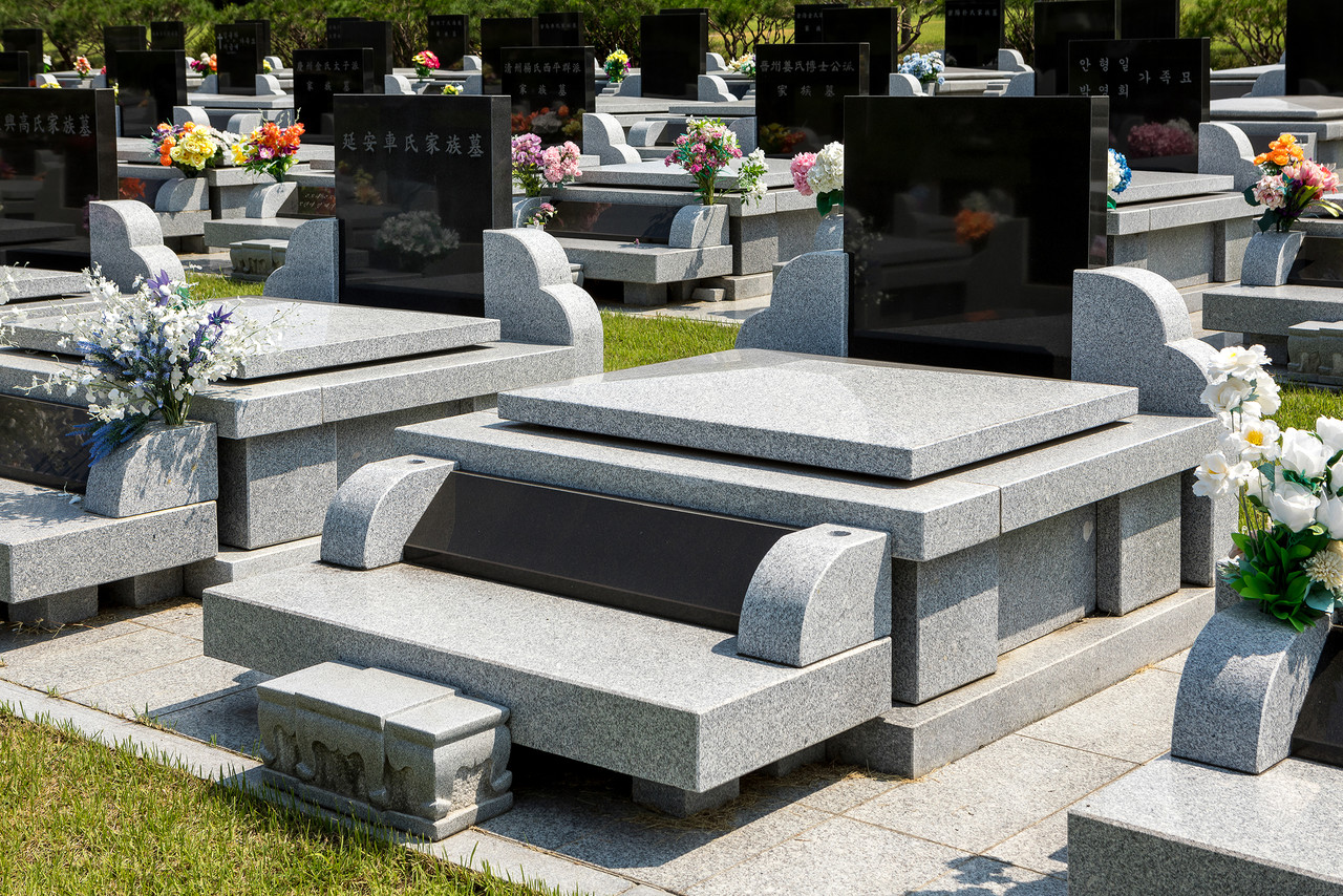 <span style="font-size: 22px;"><strong>봉안묘 12기</strong></span>