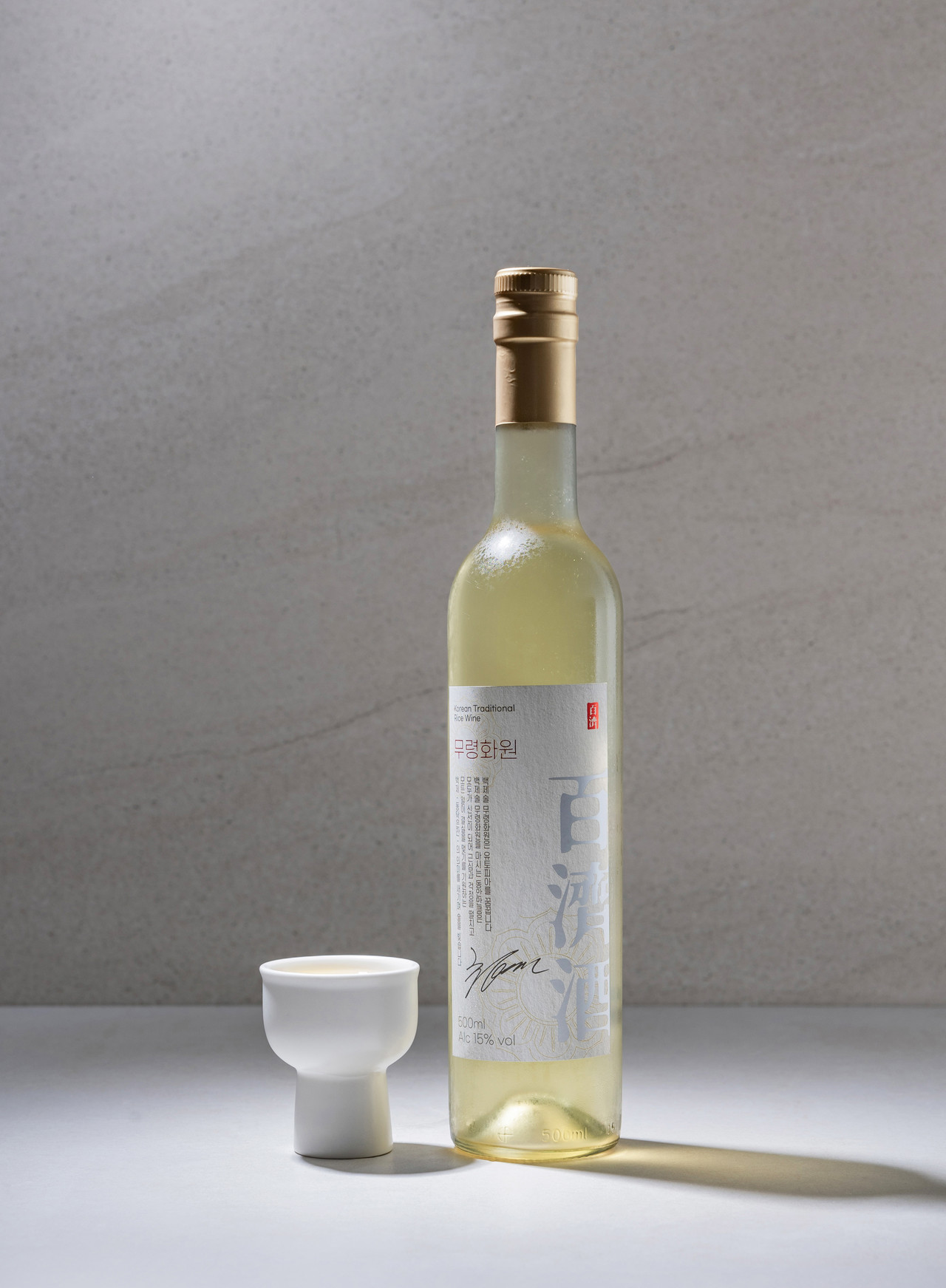 <h5>무령화원 백제술 - 약주</h5>  <p>알콜 : 15% 	<br>용량 : 500ml 	<br>원재료 : 맵쌀(공주시), 찹쌀(공주시), 누룩(공주시 밀함유), 정제수</p>