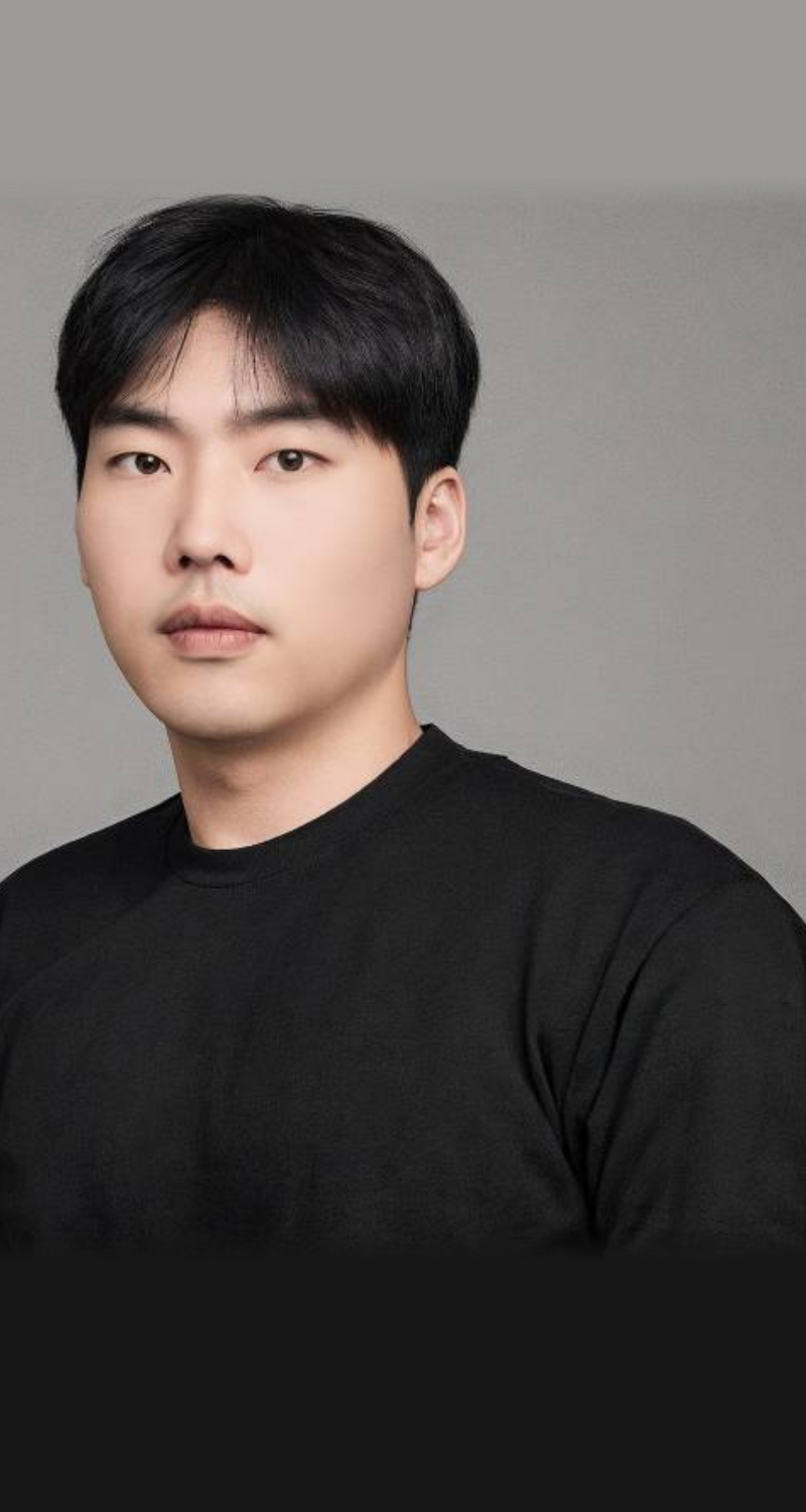 두 사람이 함꼐 악수하는 이미지